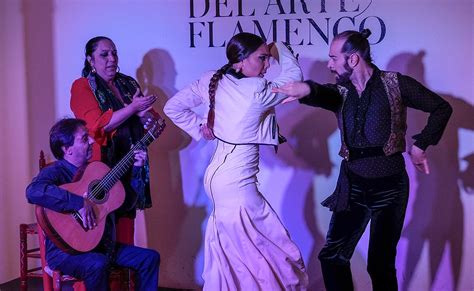  Zambra de la Gitana: A Powerful Blend of Flamenco Passion and Soulful Guitar Melodies